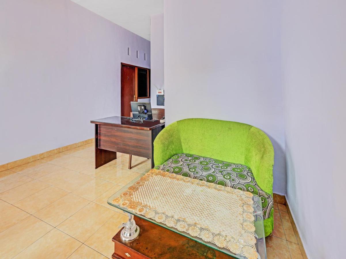 Oyo 90344 Wijayanti Hotel Banyuwangi  Buitenkant foto