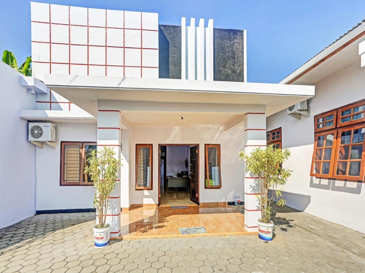 Oyo 90344 Wijayanti Hotel Banyuwangi  Buitenkant foto