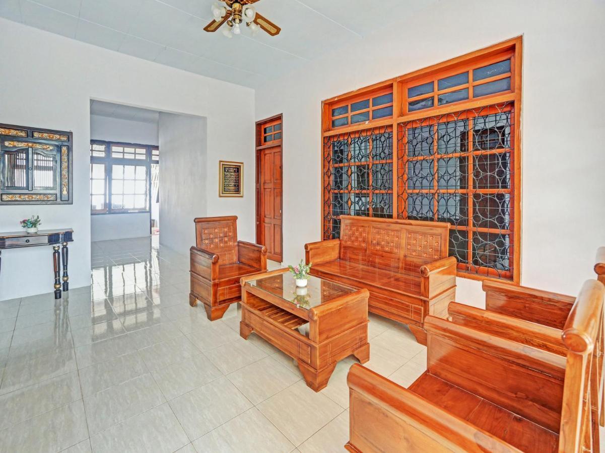 Oyo 90344 Wijayanti Hotel Banyuwangi  Buitenkant foto