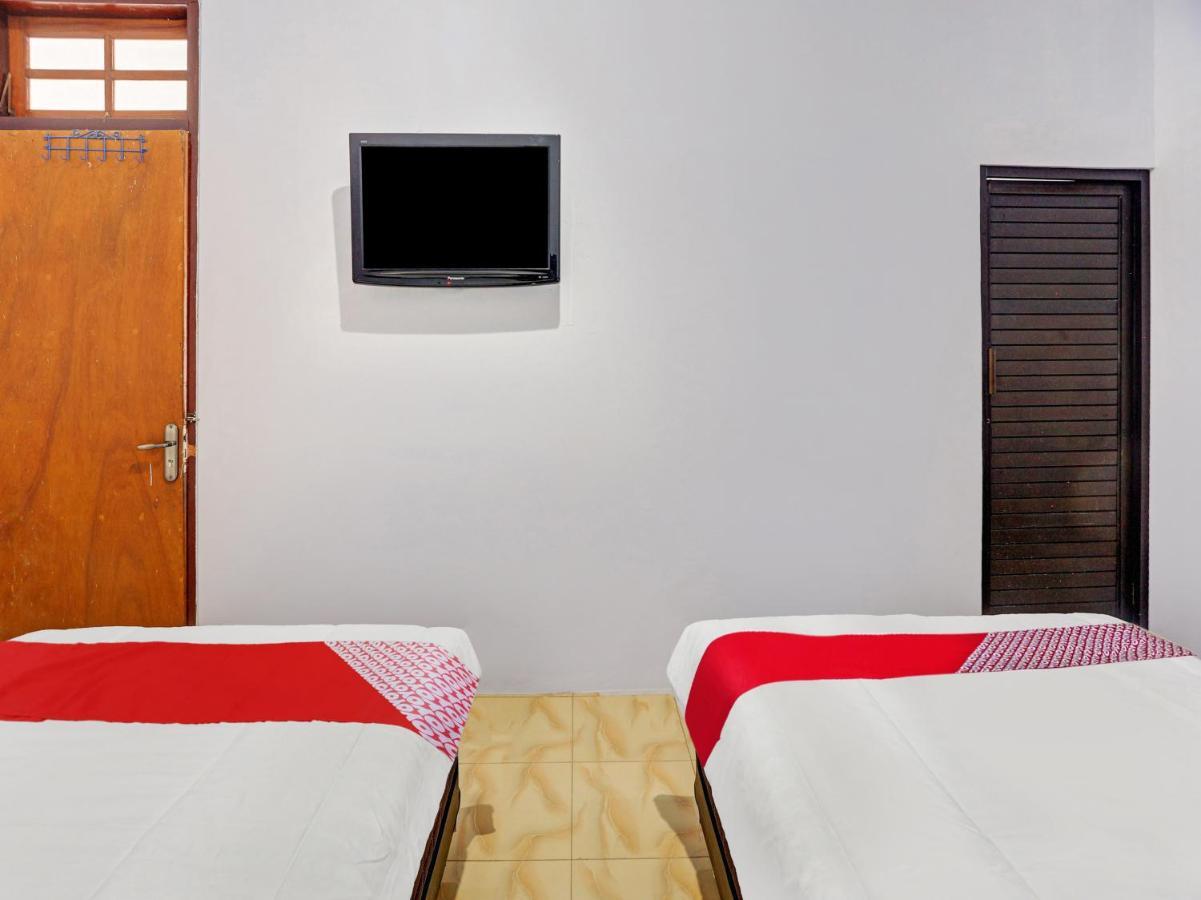 Oyo 90344 Wijayanti Hotel Banyuwangi  Buitenkant foto