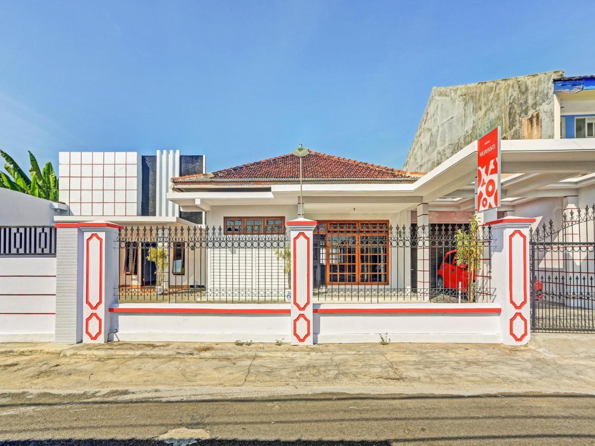 Oyo 90344 Wijayanti Hotel Banyuwangi  Buitenkant foto