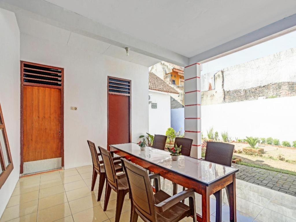 Oyo 90344 Wijayanti Hotel Banyuwangi  Buitenkant foto