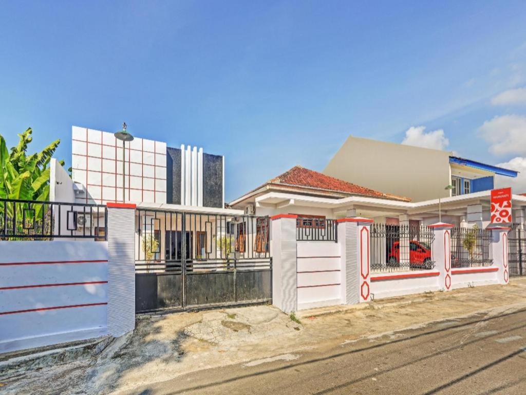 Oyo 90344 Wijayanti Hotel Banyuwangi  Buitenkant foto