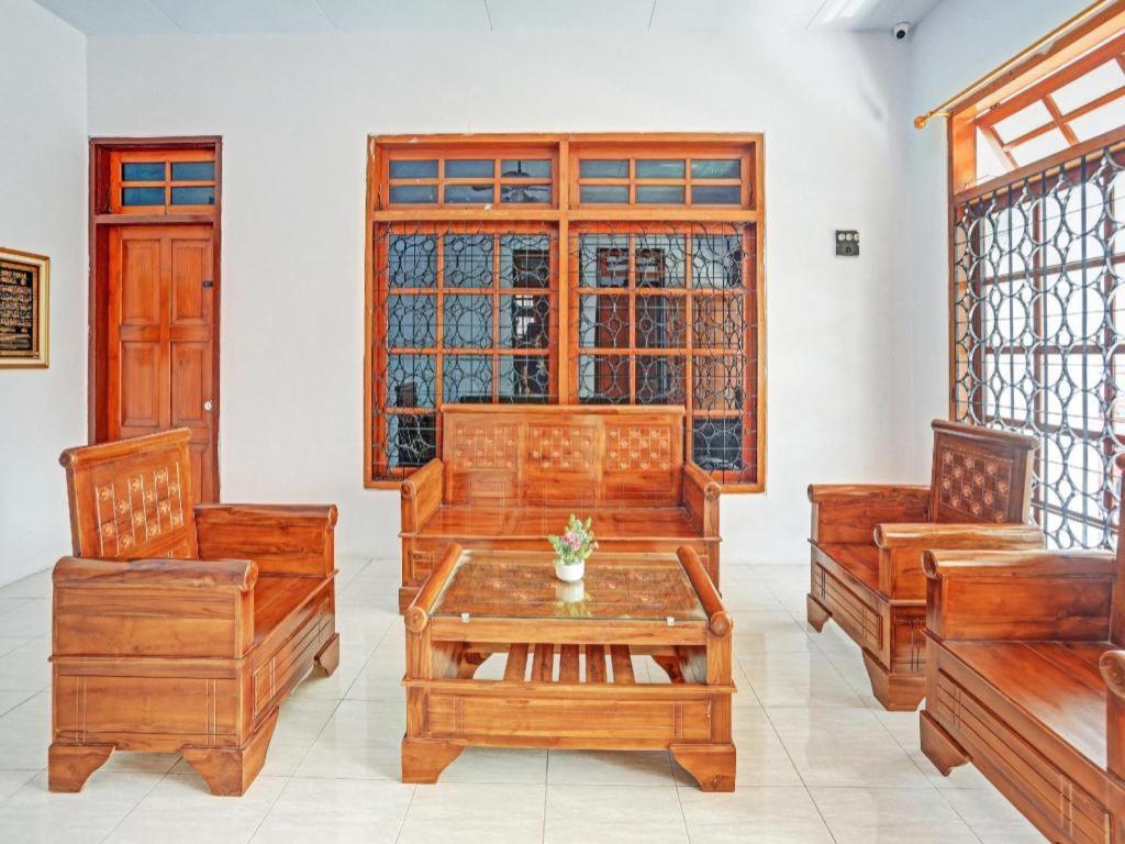 Oyo 90344 Wijayanti Hotel Banyuwangi  Buitenkant foto